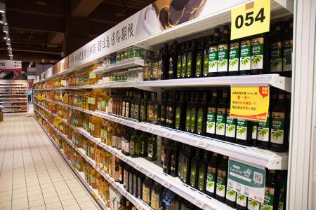 Hypermarket Shelving has effectively the divider system for the merchandises.